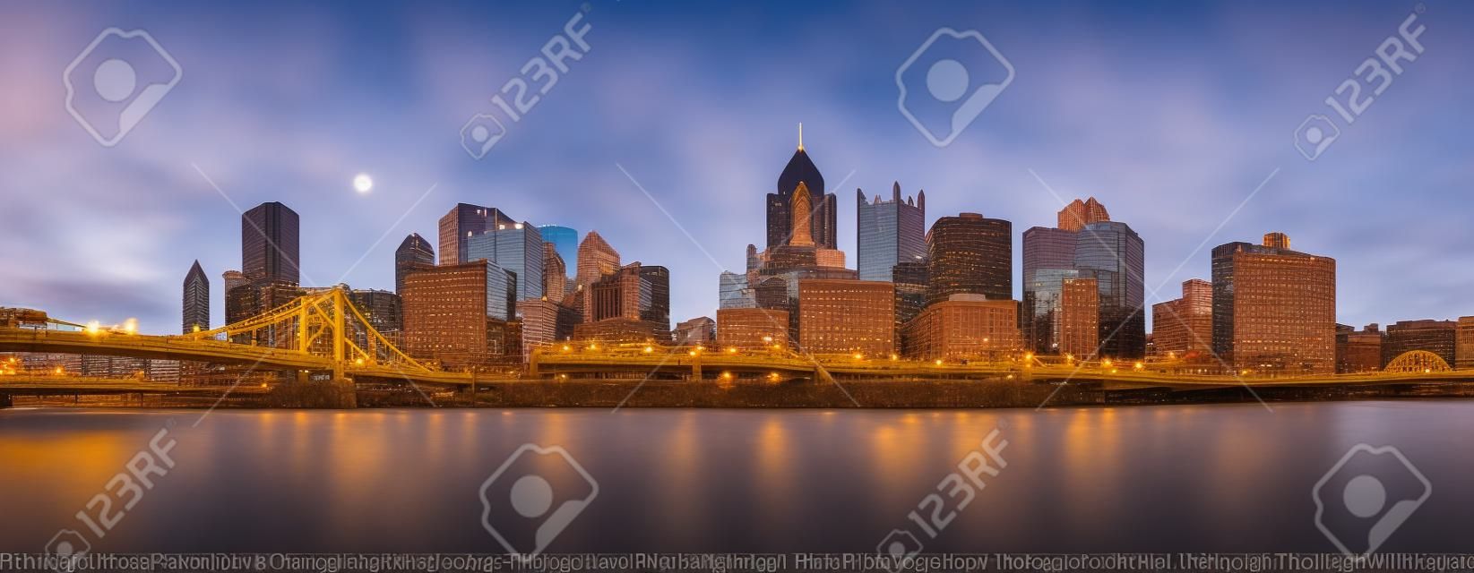 Langzeitbelichtung von Pittsburgh Skyline der Innenstadt und Roberto Clemente Brücke, an einem sonnigen Nachmittag, als über Allegheny River aus North Shore Riverfront Park, angesehen.
