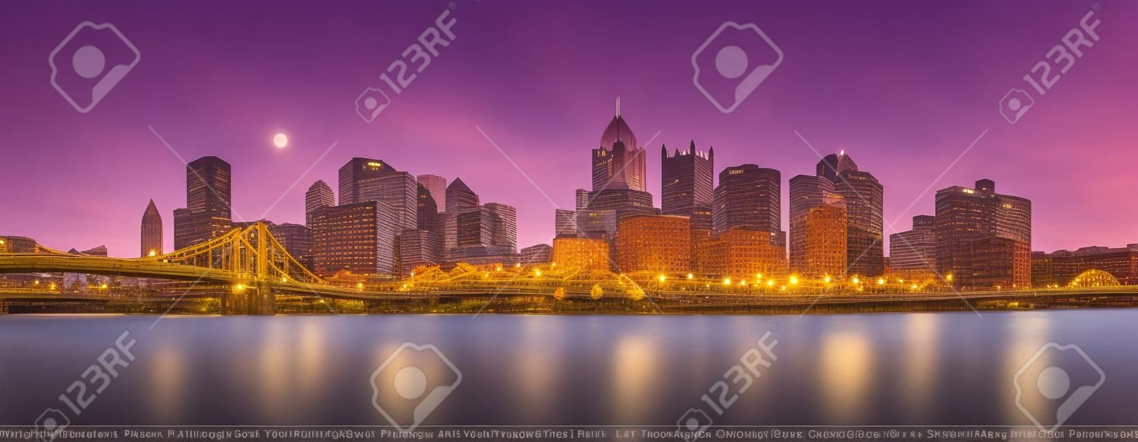 Langzeitbelichtung von Pittsburgh Skyline der Innenstadt und Roberto Clemente Brücke, an einem sonnigen Nachmittag, als über Allegheny River aus North Shore Riverfront Park, angesehen.