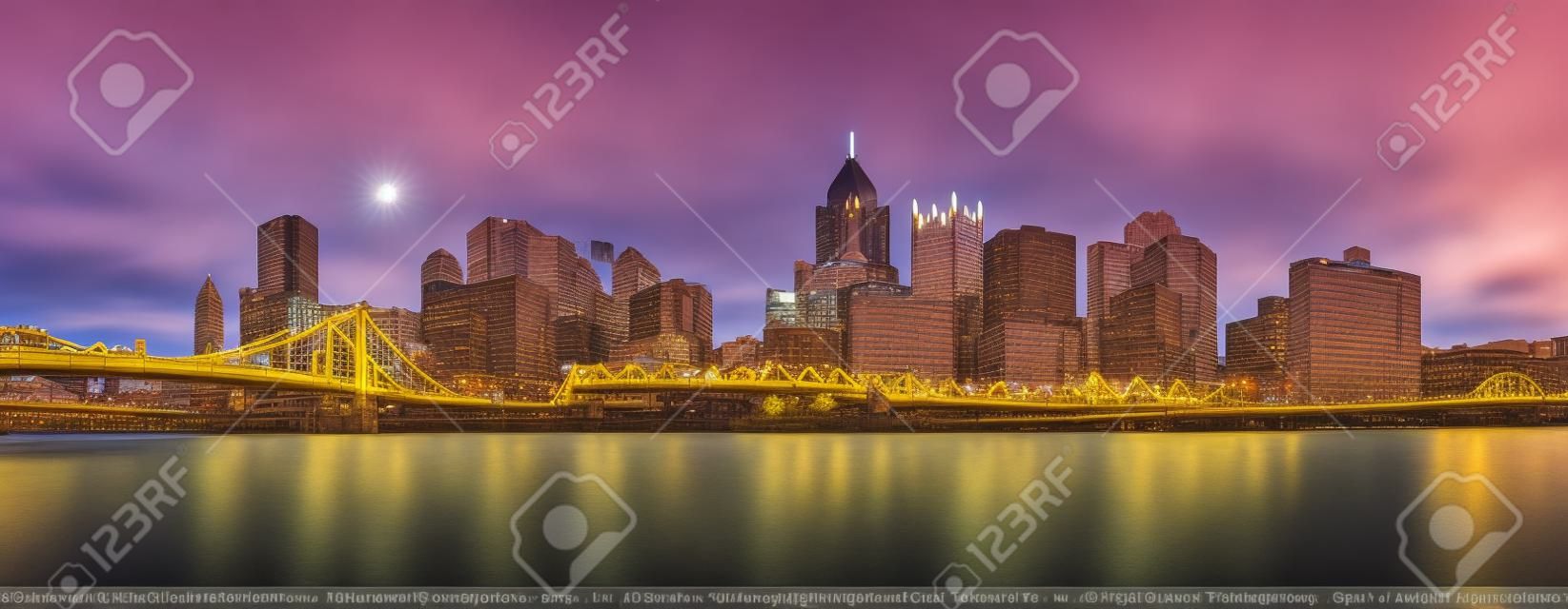 Lange blootstelling van Pittsburgh downtown skyline en Roberto Clemente brug, op een zonnige middag, zoals bekeken vanaf North Shore Riverfront Park, over Allegheny River.