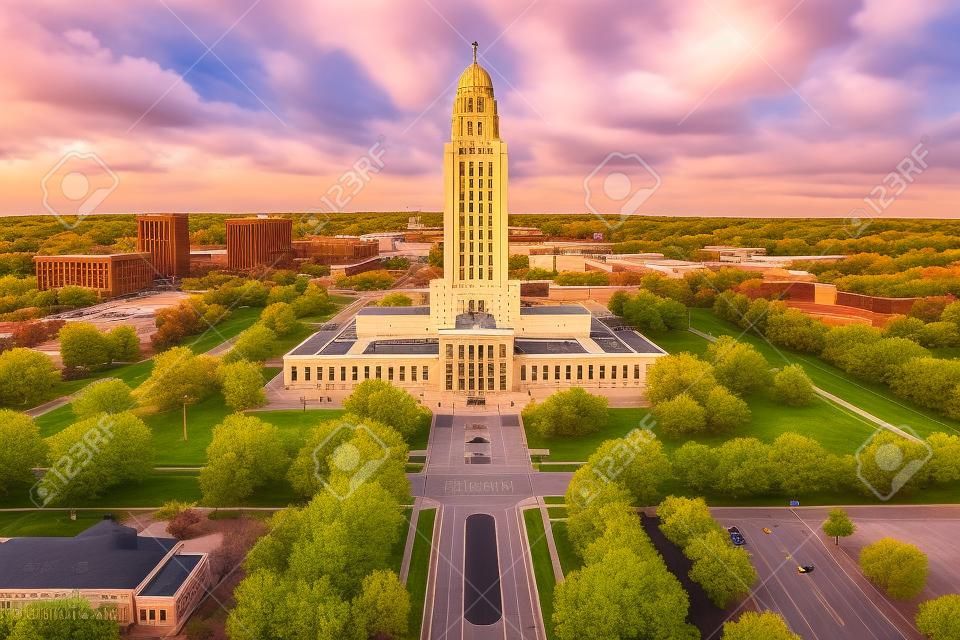 Lincoln skyline en Nebraska State Capitol. Het Nebraska State Capitol is de zetel van de overheid voor de Amerikaanse staat Nebraska en is gelegen in het centrum van Lincoln.