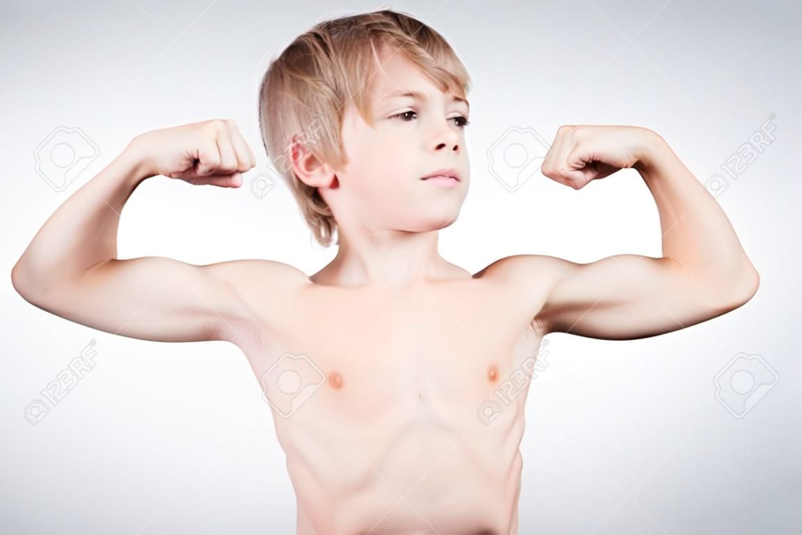 這表明肌肉強壯的男孩