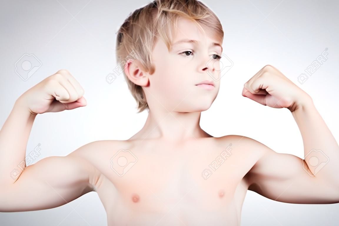 這表明肌肉強壯的男孩