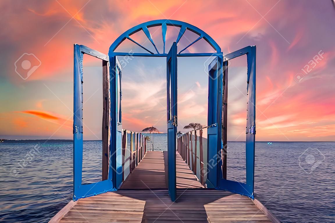 Niebieskie drzwi na morzu karaibskim na wyspie roatan o zachodzie słońca. Honduras