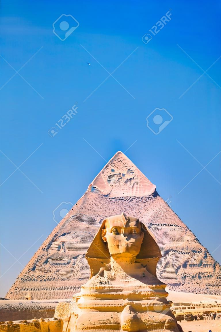 De Grote Sfinx van Gizeh en op de achtergrond de piramide van Khafre, de piramides van Gizeh. Caïro, Egypte