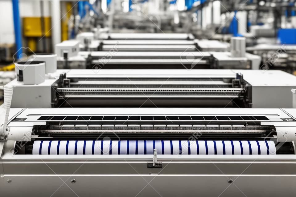 Vista superior de una máquina de impresión offset de pliegos en una instalación de impresión