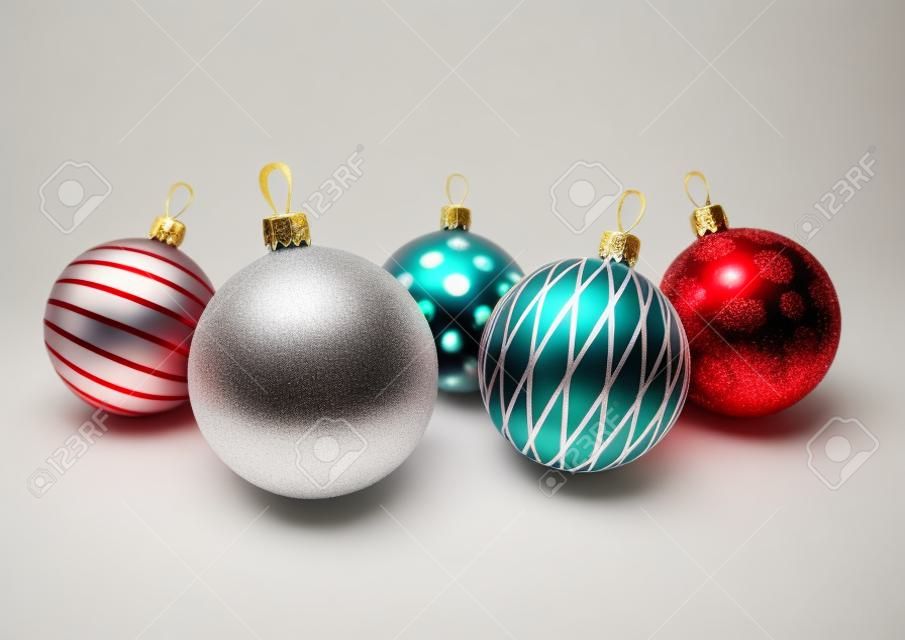 Palle di Natale su sfondo bianco