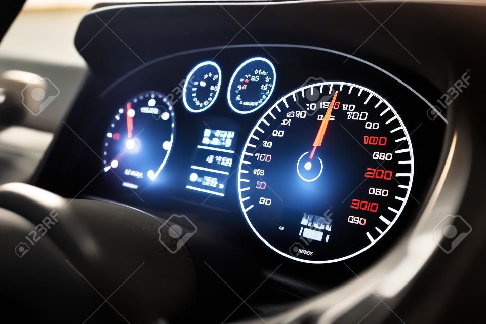 Close-up shot van een snelheidsmeter in een auto. Auto dashboard. Dashboard details met indicatie lampen. Auto instrumentenpaneel. Dashboard met snelheidsmeter, tachometer, odometer. Autodetaillering.