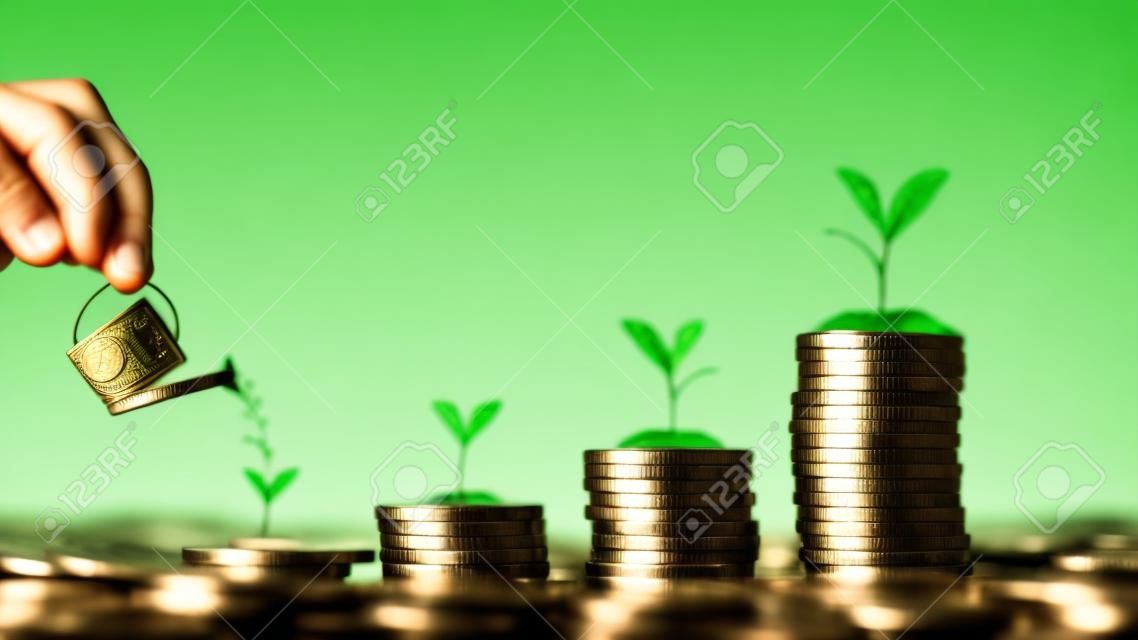 Impilamento di monete in primo piano con uno sfondo verde bokeh, finanza aziendale e tema monetario, risparmiando denaro per il futuro.