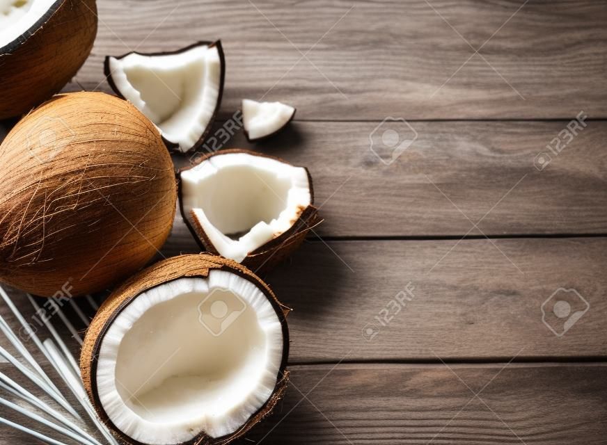 noix de coco fraîche et de noix de coco en tranches sur une table en bois.