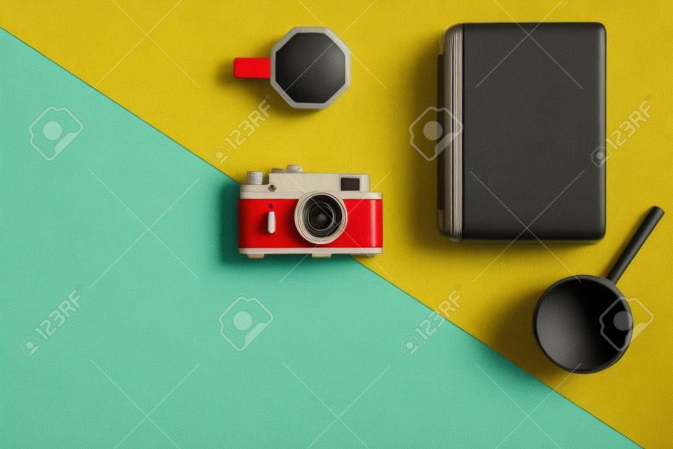 Vintage retro camera op een gekleurde achtergrond, vlak leggen, minimalisme.
