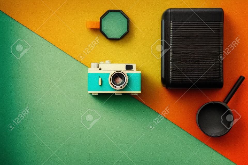 Vintage retro camera op een gekleurde achtergrond, vlak leggen, minimalisme.