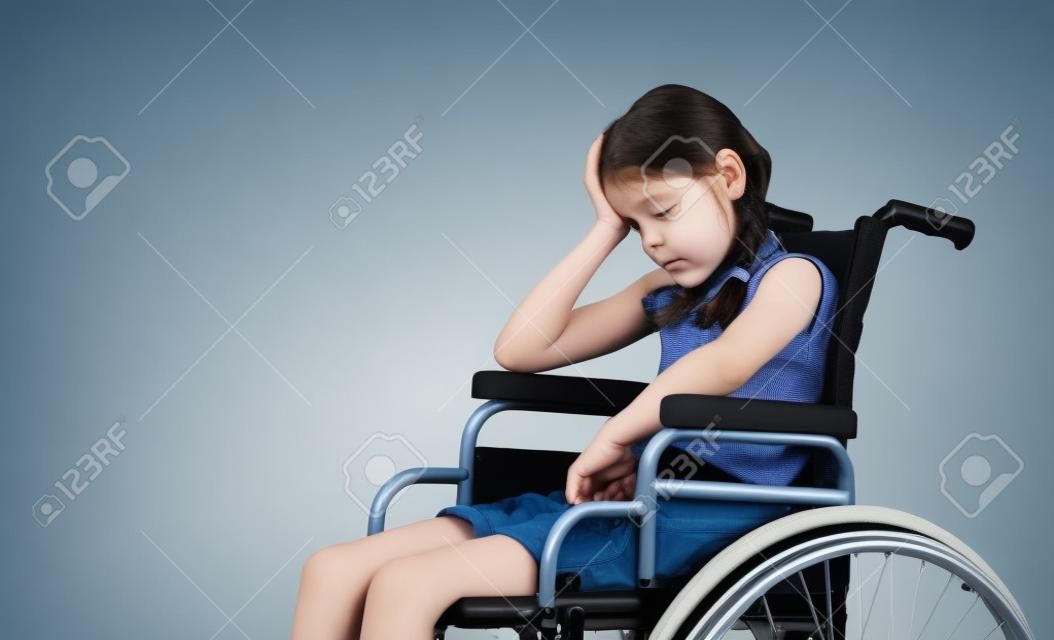 Sehr traurig behindertes Mädchen in einem Rollstuhl