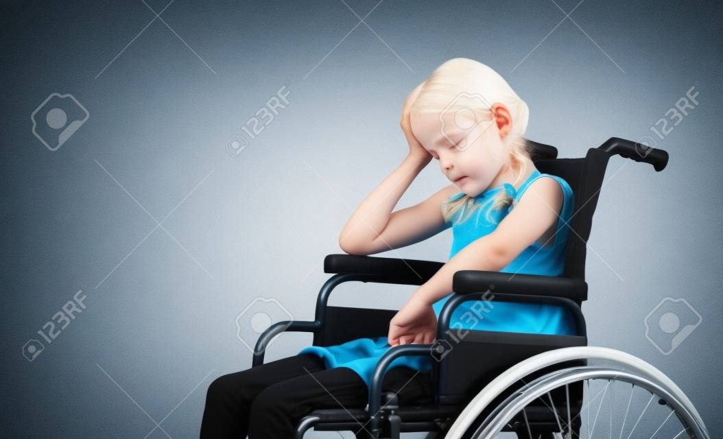 Sehr traurig behindertes Mädchen in einem Rollstuhl
