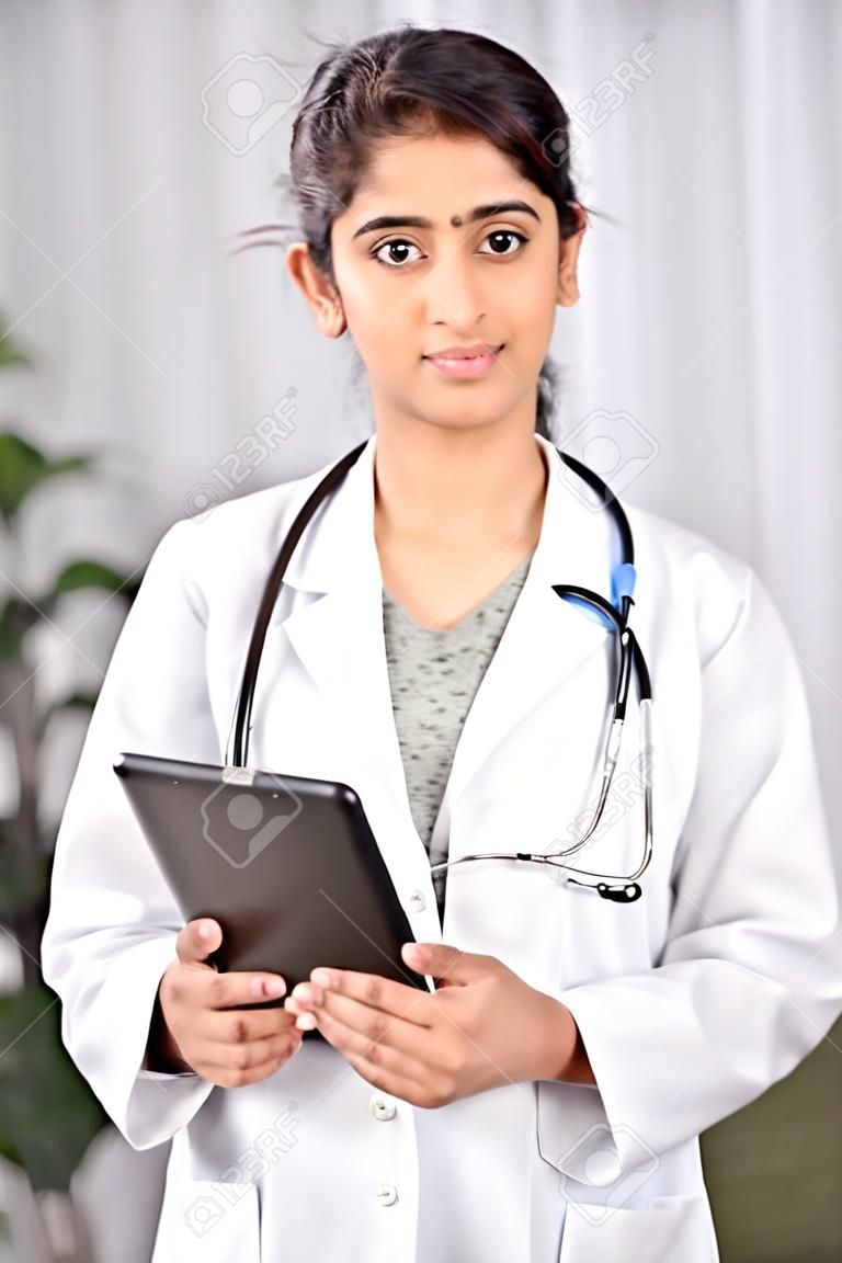 Indiai orvos visel fehér köpenyt egy tablet