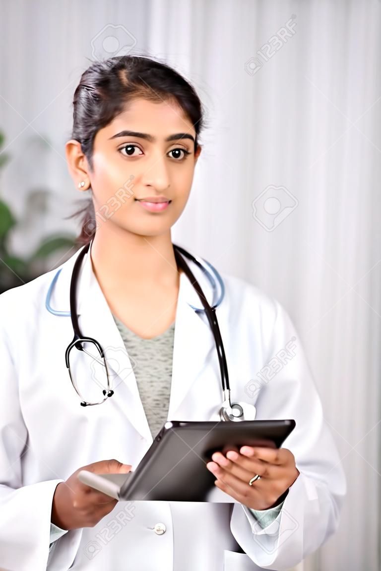 Indiai orvos visel fehér köpenyt egy tablet