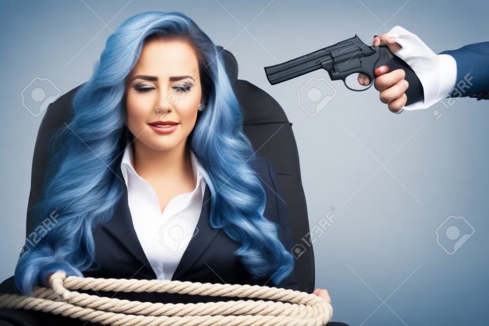 Mulher de negócios ligada a uma cadeira com corda e apontar para a cabeça com uma arma isolada em um fundo branco