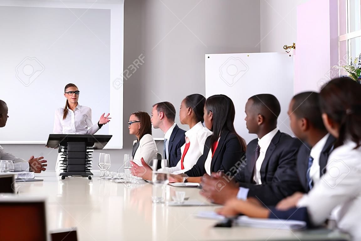 Conferencia de negocios. Reunión de negocios. Gente de negocios en ropa formal hablando de algo mientras está sentado junto a la mesa