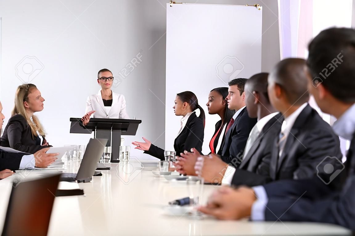 Conferencia de negocios. Reunión de negocios. Gente de negocios en ropa formal hablando de algo mientras está sentado junto a la mesa