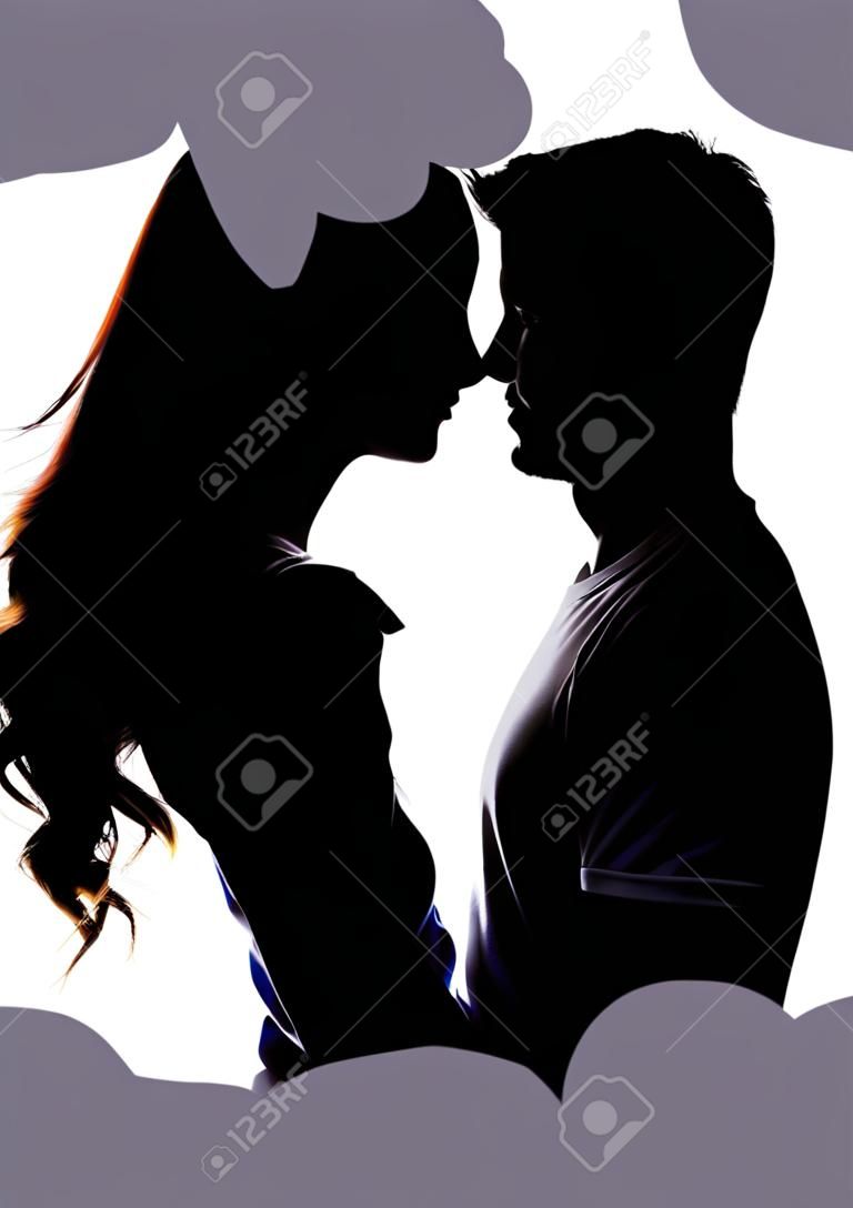Silhouette d'un couple heureux holding uns des autres