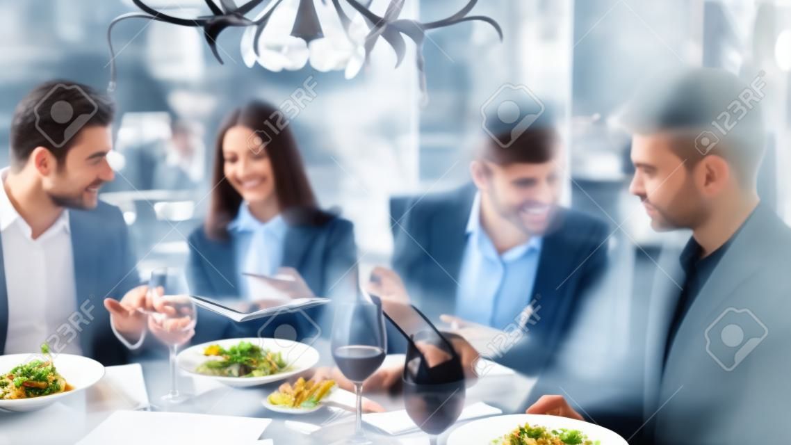 비즈니스 사람들이 저녁 식사 회의 레스토랑 개념입니다. 실내 레스토랑에서 회의를 하는 사업가. 그룹 비즈니스 사람들이 레스토랑에서 주문을 받고 있습니다. 기업, 협업 개념입니다. 팀워크.