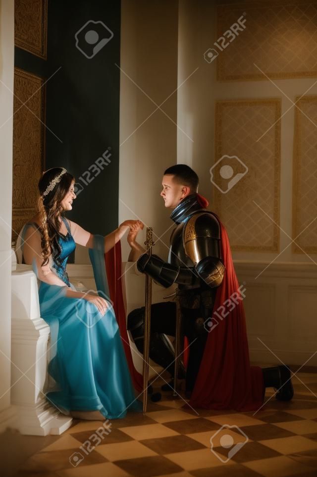 Молодой рыцарь становится на колени перед его дамой произносить его обручальное обет.