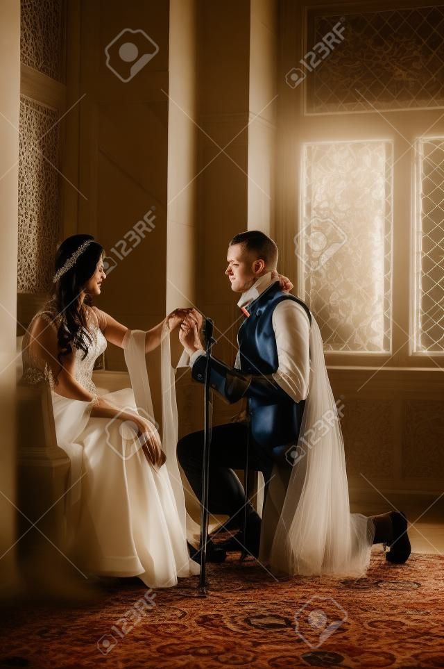 Młody rycerz klęka przed swoją panią wymawiać jego zaręczyny ślub.