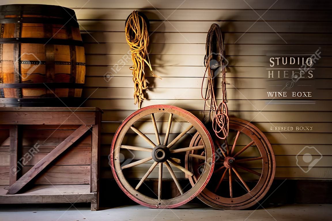 古いカート ホイール、ボックス、ワイン樽。