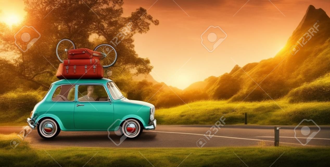 pequeño coche retro lindo con las maletas y bicicletas en la parte superior va por el camino maravilloso paisaje al atardecer