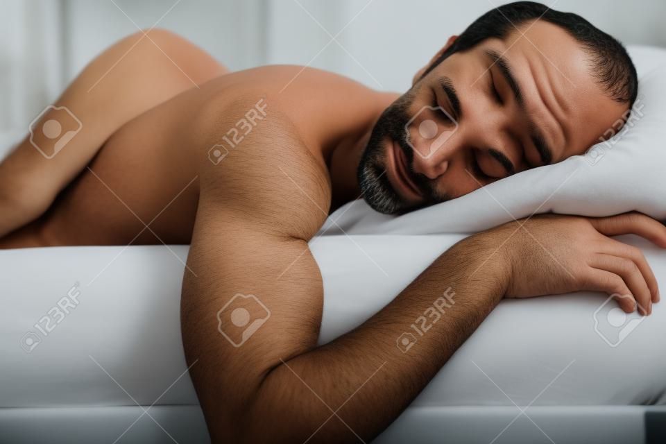 Portrait d'un homme qui dormait dans le lit à la maison