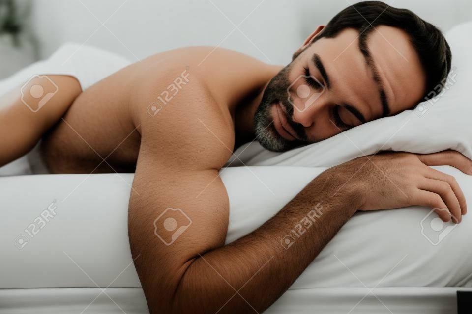 Портрет человека, спящего в постели у себя дома