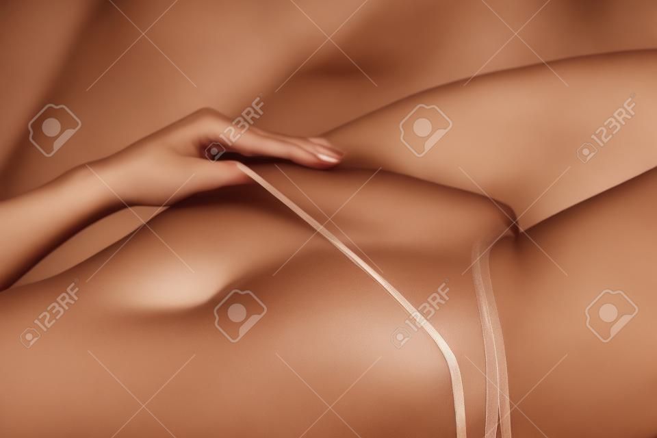 Ritratto del primo piano del corpo femminile in lingerie