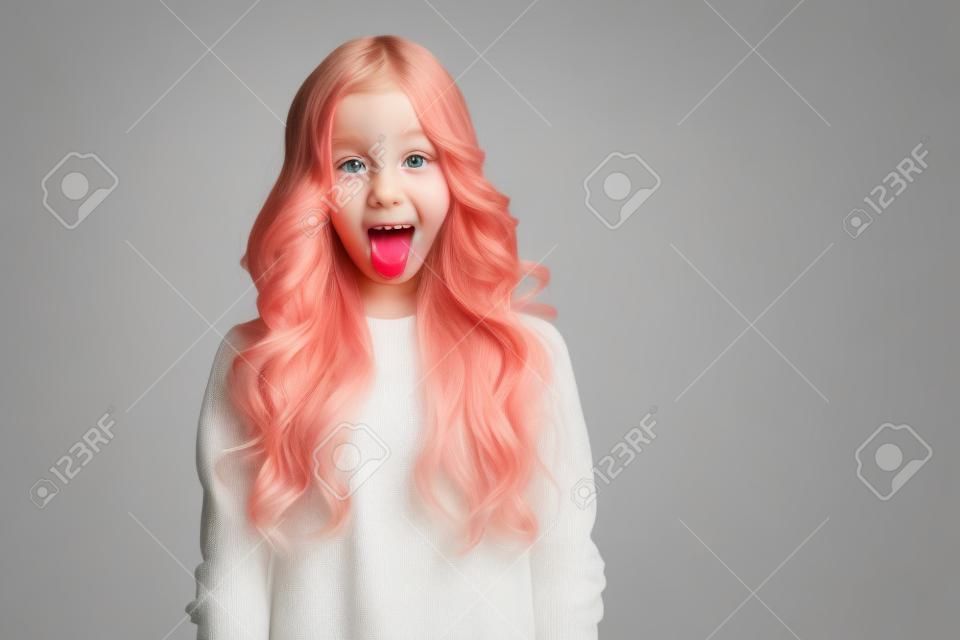 Portrait d'une belle jeune fille montrant la langue isolé sur un fond blanc