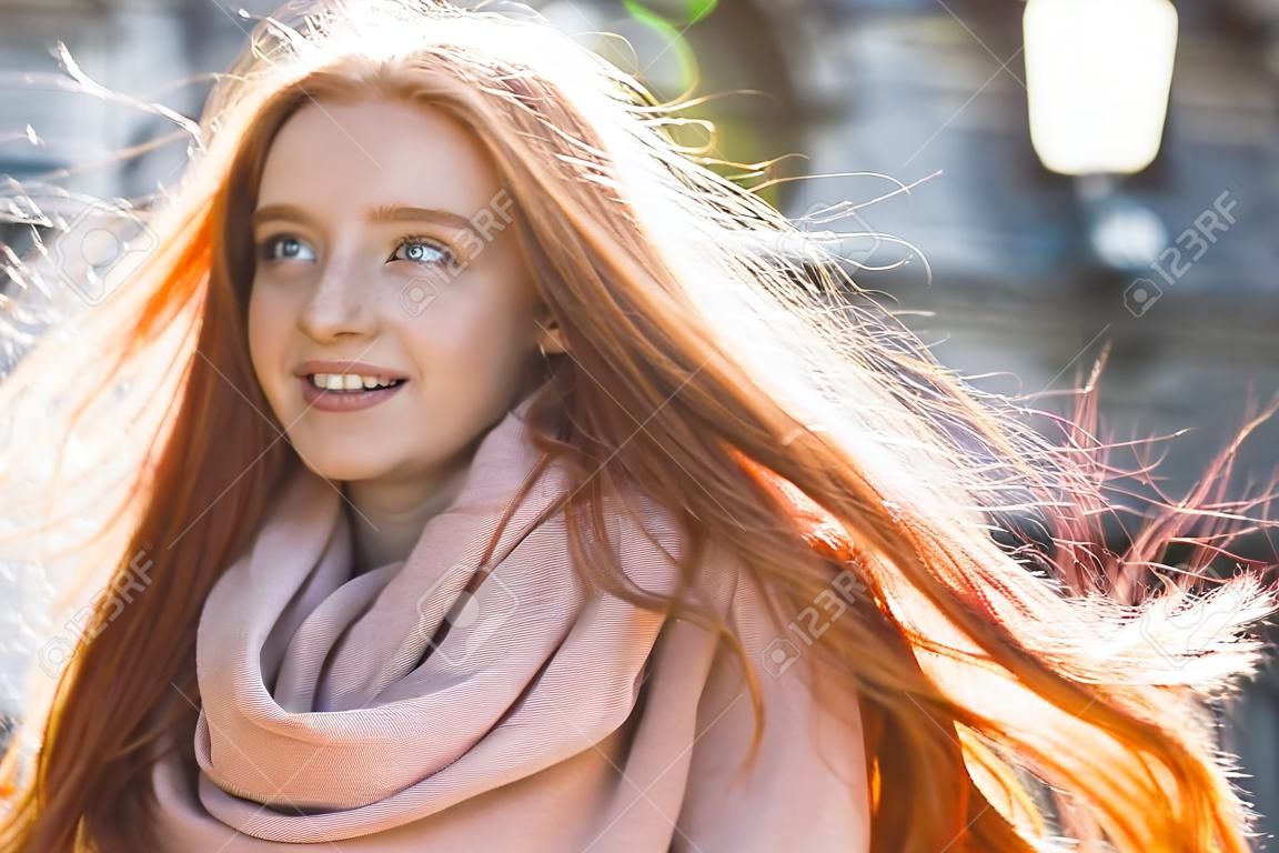 Portré egy boldog nő, hosszú vörös haj állt a szabadban
