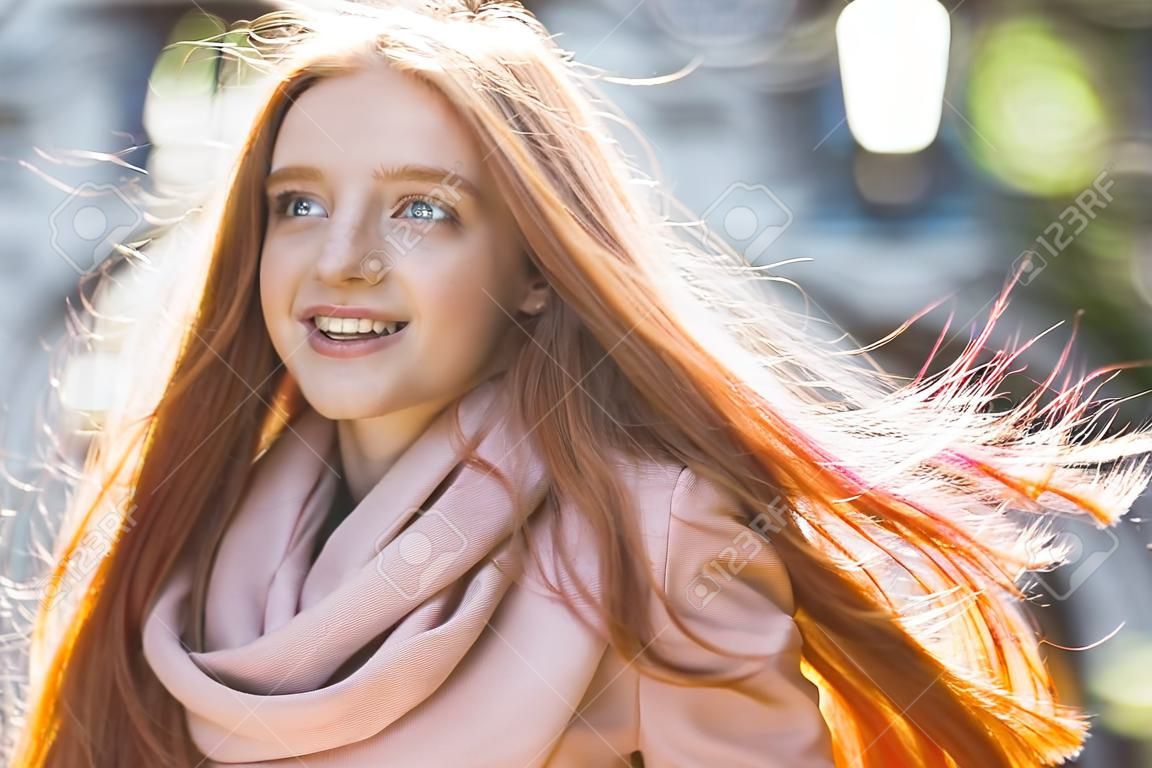 Portré egy boldog nő, hosszú vörös haj állt a szabadban
