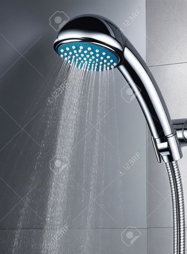Argento soffione doccia con l'acqua che scorre nel bagno