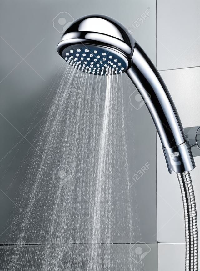 Argento soffione doccia con l'acqua che scorre nel bagno