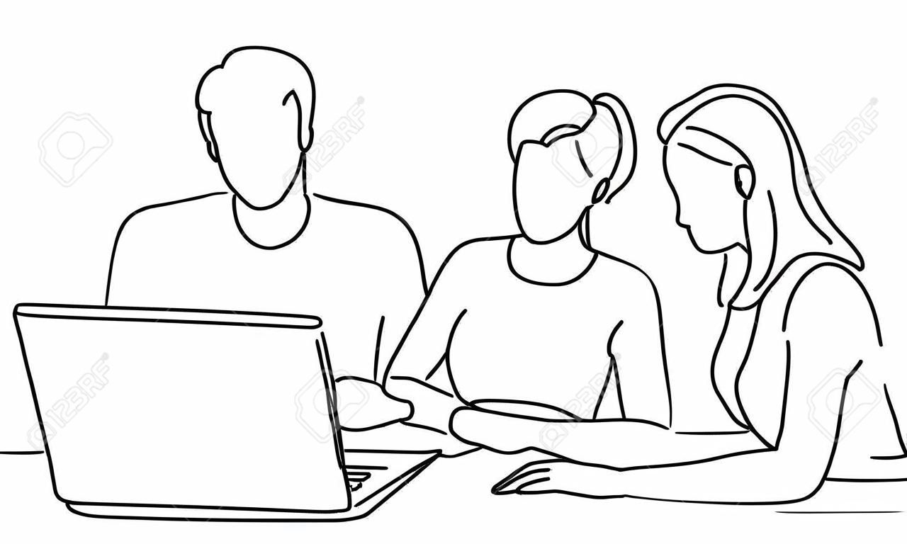 Un grupo de empresarios trabaja con un portátil.