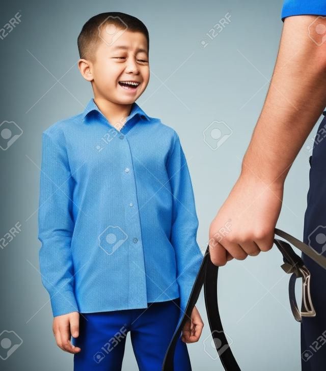 Estricto padre castiga a su hijo