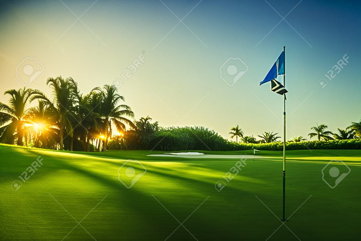 Golfplatz in der Landschaft