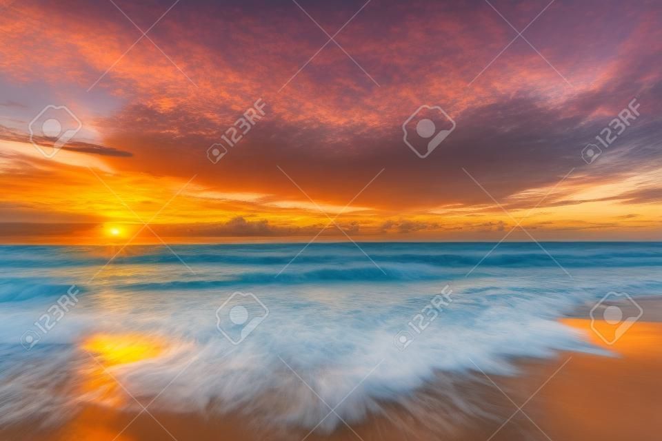 Strand zonsopgang over de tropische zee
