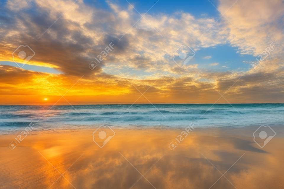 Wschód słońca na plaży nad tropikalnym morzem