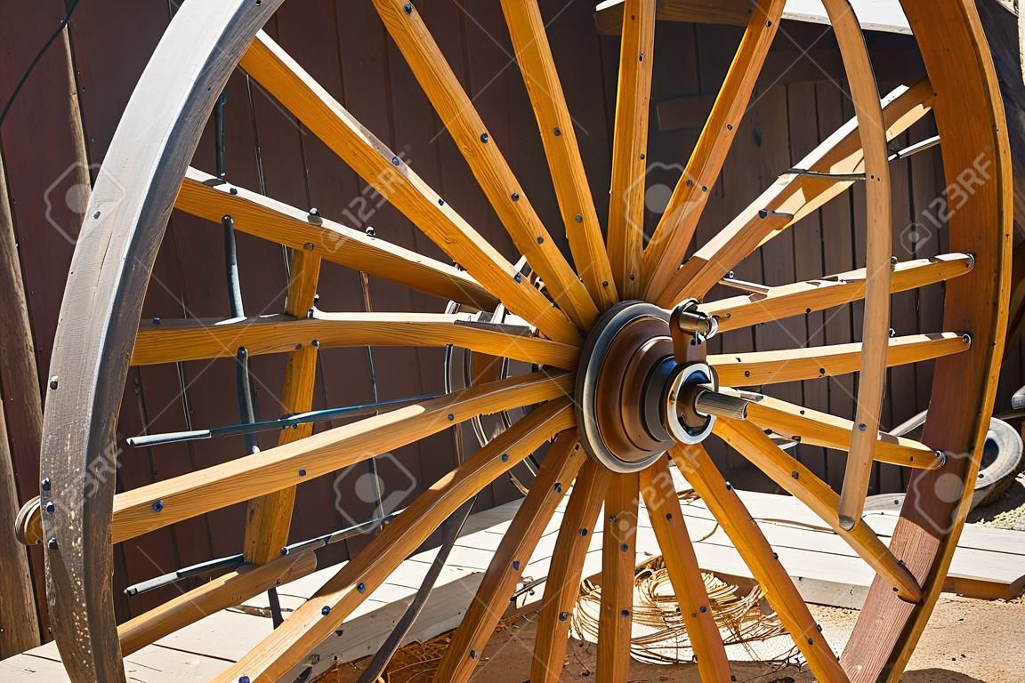 캐나다 브리티시컬럼비아주 쿠트네이에 있는 농업 박물관에 있는 오래된 수레 바퀴. 지난 세기에 사용된 빈티지 소박한 나무 바퀴