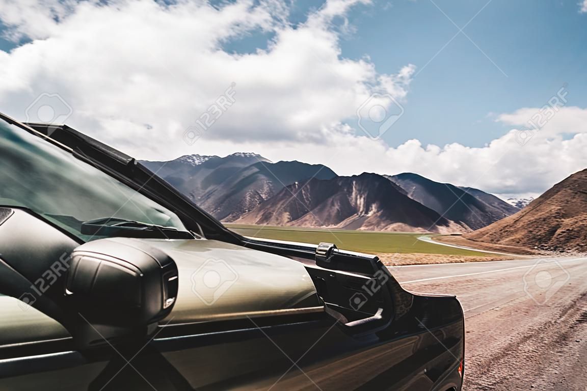 bella vista dell'auto sullo sfondo della valle del monte Altai. Paesaggio dei monti Altai