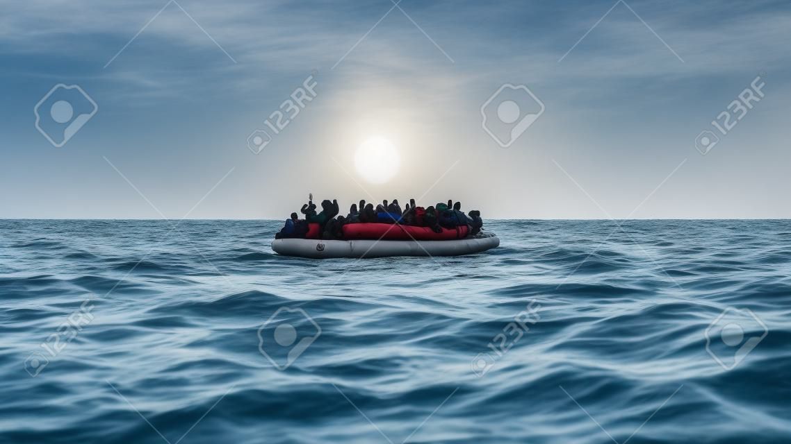 Vluchtelingen op een rubber boot in het midden van de zee die hulp nodig. Zee met mensen vragen om hulp. Migranten oversteken de zee