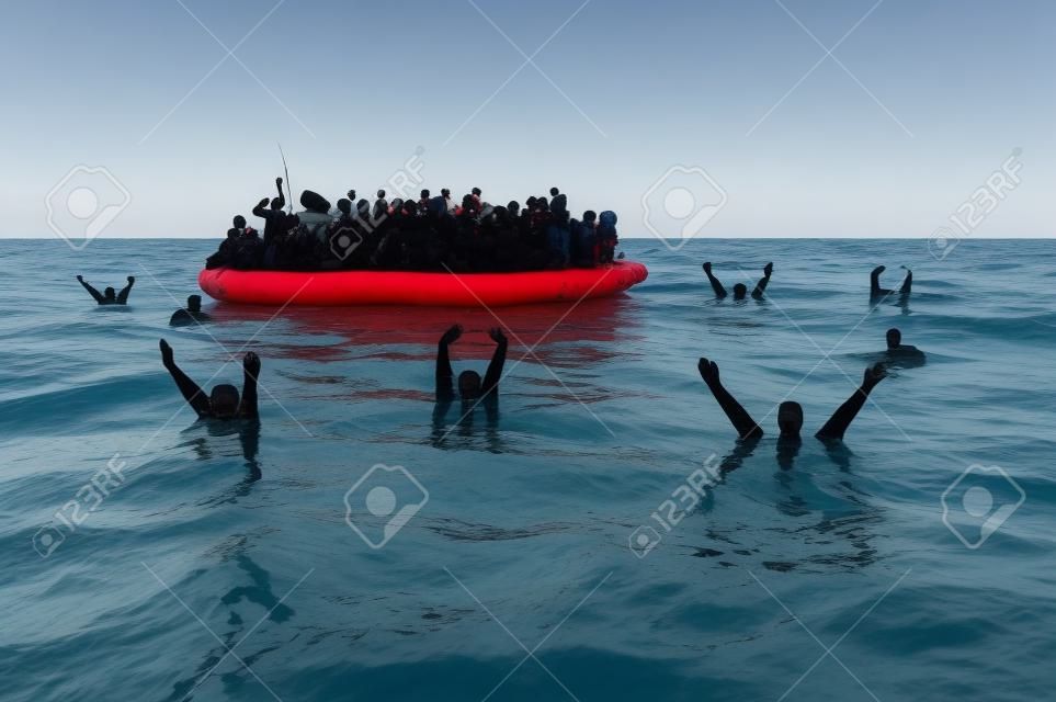 Vluchtelingen op een rubber boot in het midden van de zee die hulp nodig. Zee met mensen vragen om hulp. Migranten oversteken de zee
