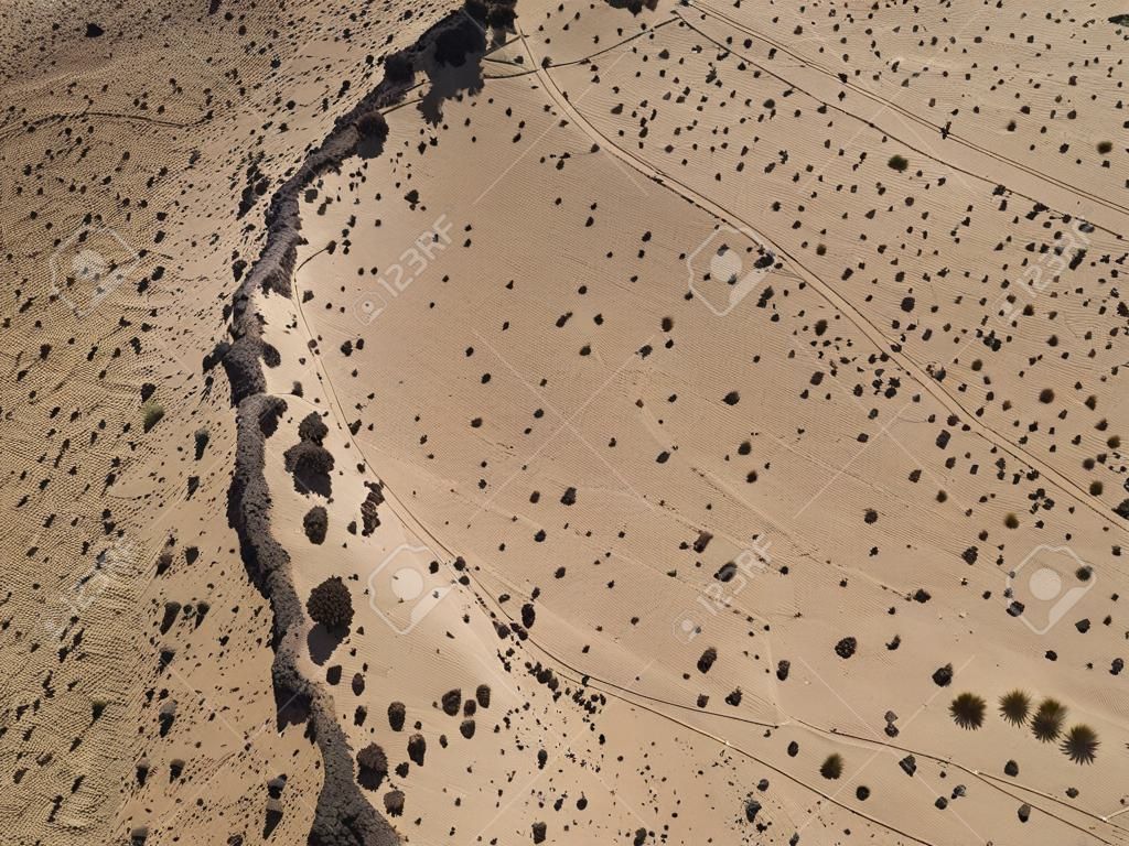 Vista aérea de uma paisagem do deserto na ilha de Lanzarote, Ilhas Canárias, Espanha. Fundo do deserto, textura. Areia e terra desolada
