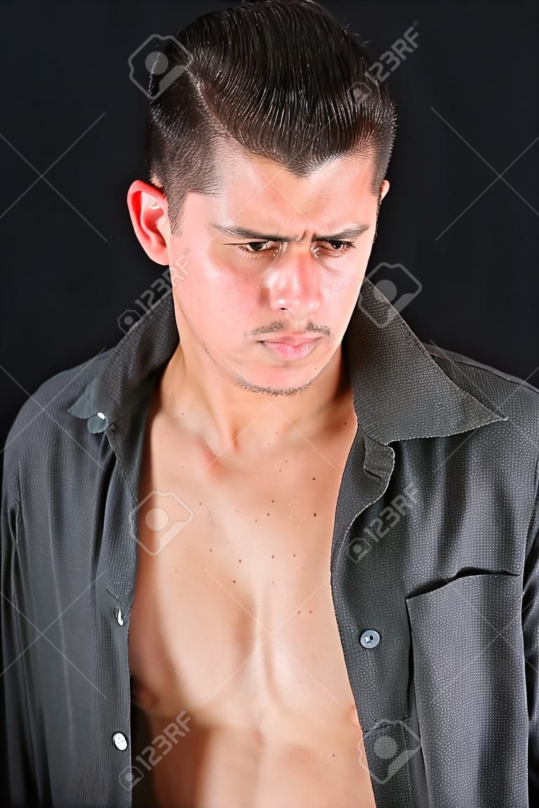 Modello di sesso maschile in studio contro sfondo nero
