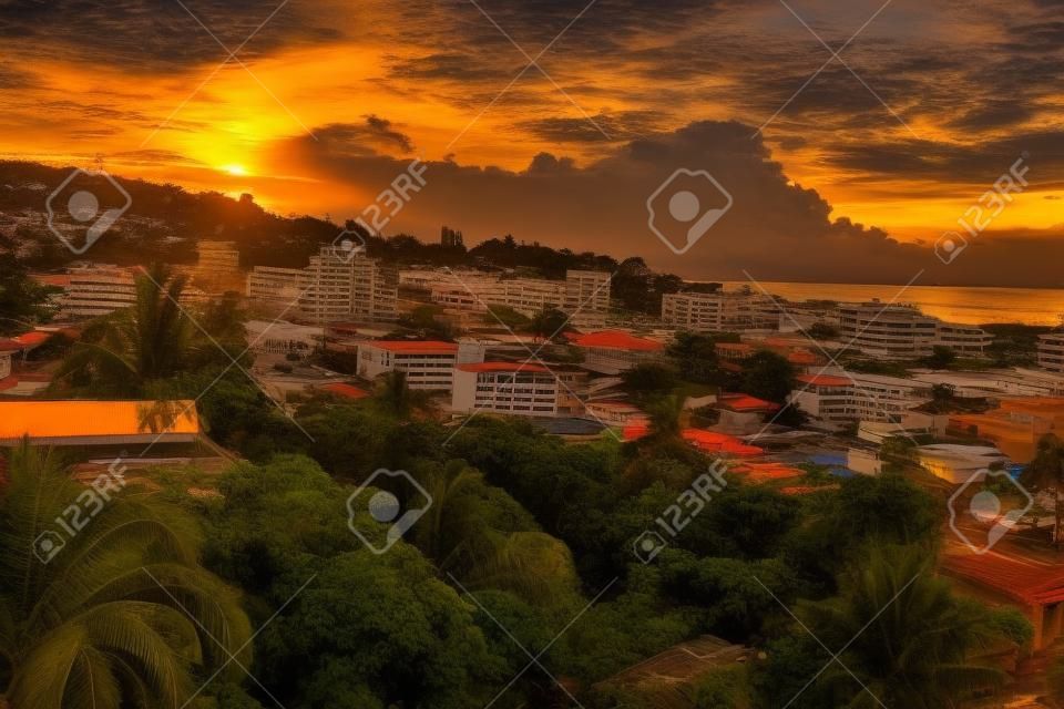 Kingston város jamaikai naplementében