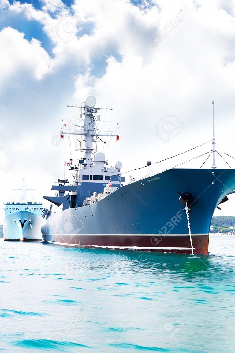 Barco de la marina militar en la bahía contra el cielo azul