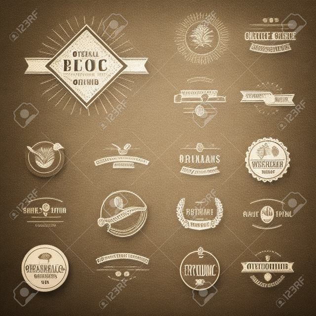 Conjunto de elementos de estilo vintage para etiquetas e insignias para alimentos y bebidas naturales, productos orgánicos, agricultura biodinámica, en el fondo de la naturaleza